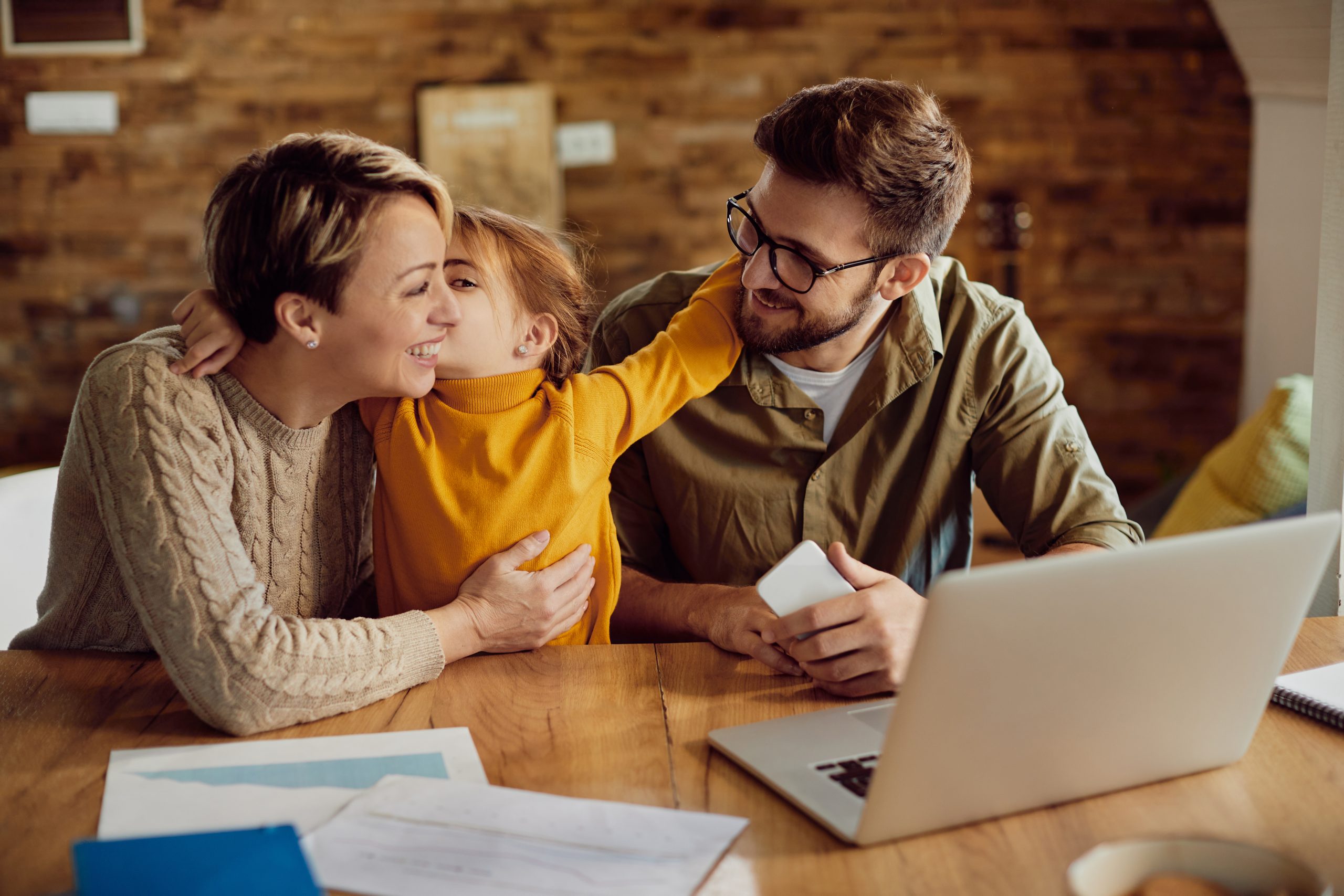 Família planejando a sucessão com uma holding e endereço fiscal profissional