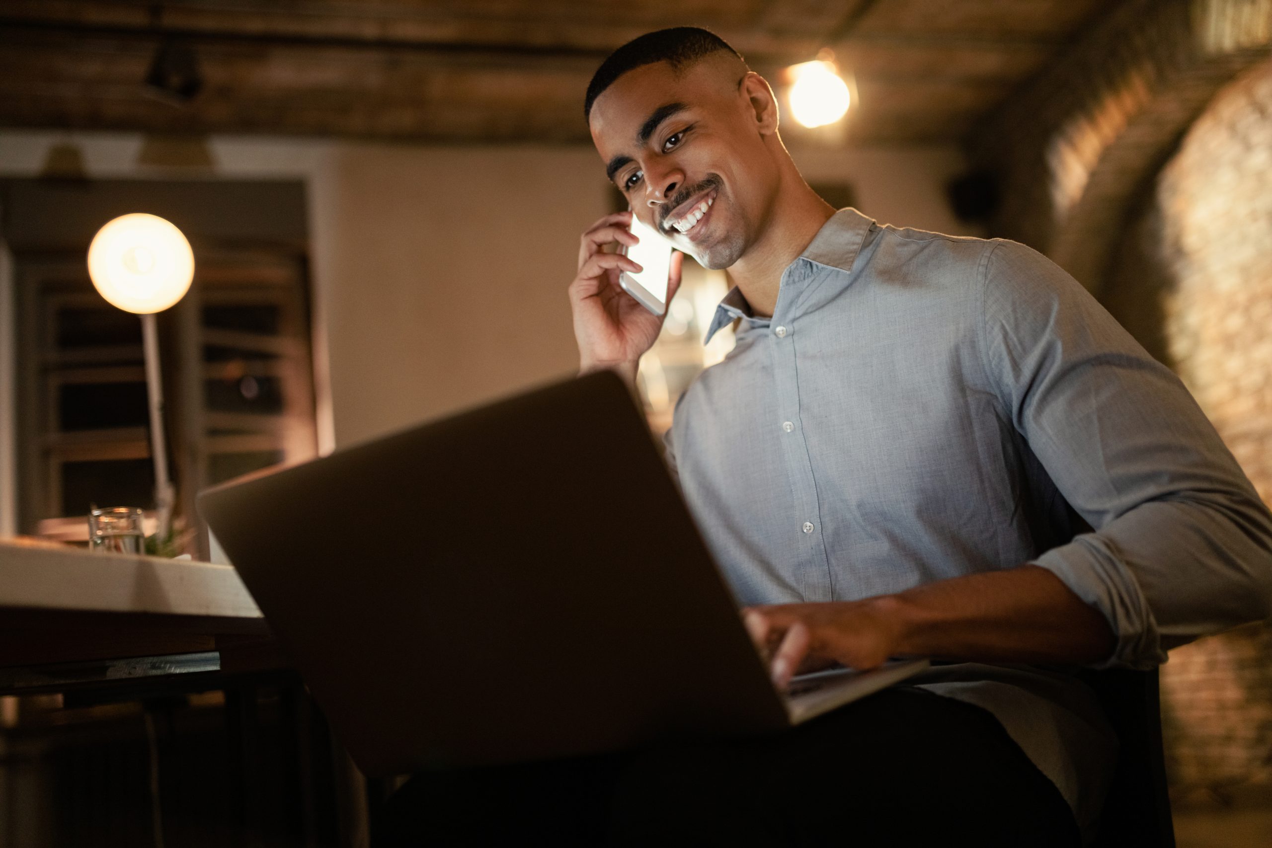Empreendedor abrindo o primeiro CNPJ pelo celular com apoio da Muvers